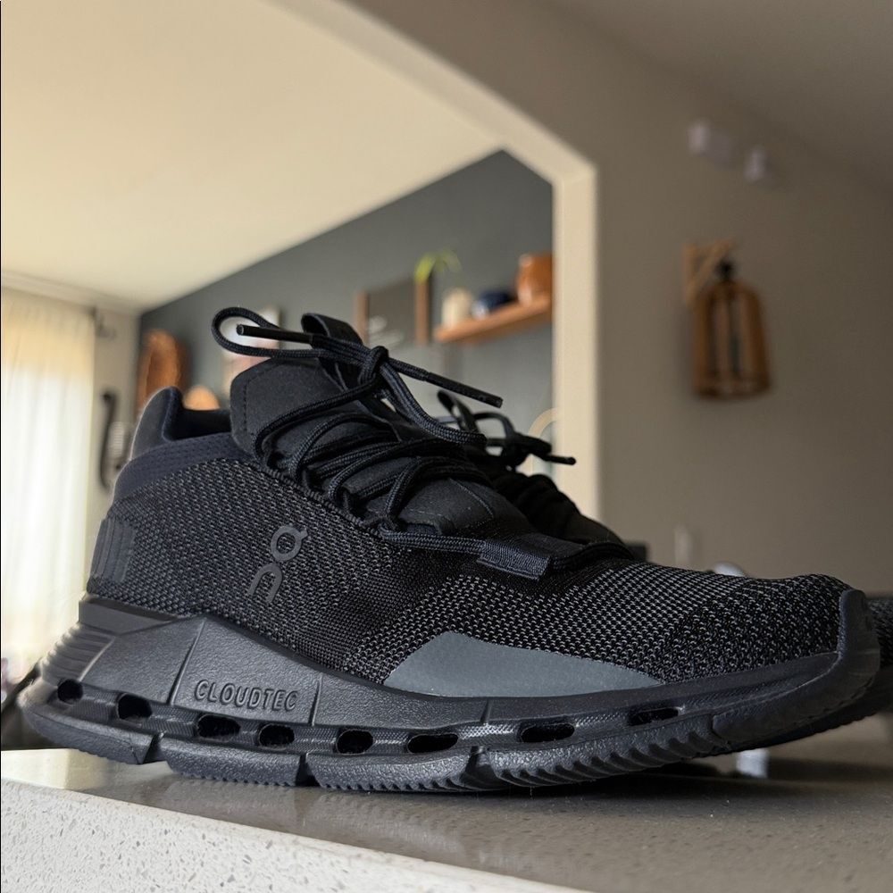 On Coudnova Running Women’s Black Athletic Shoes 6 1/2